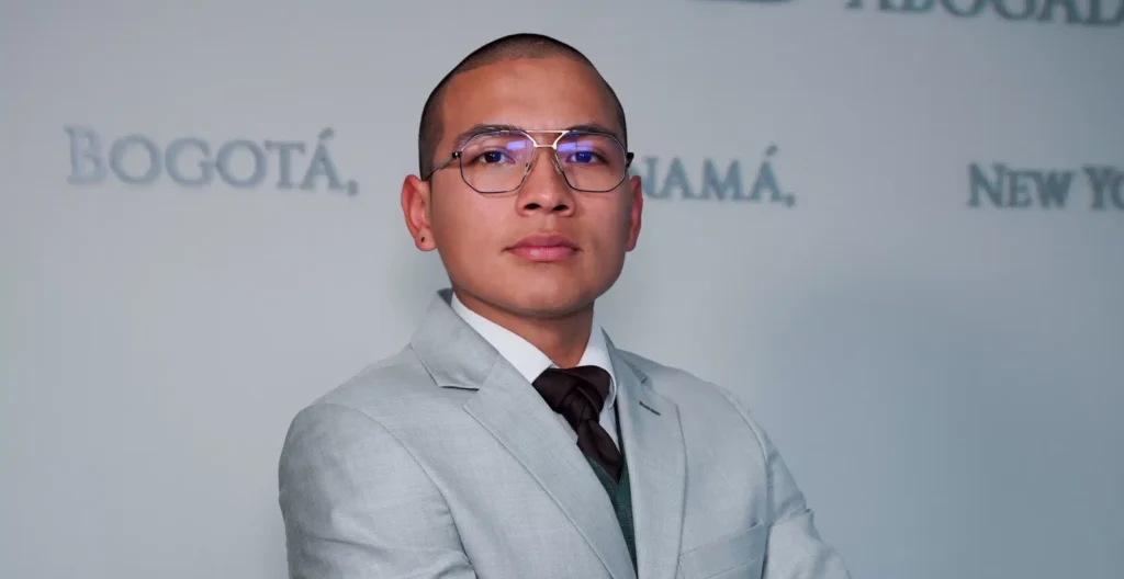 Dr. José Armando López, attorney junior en Consumidor Financiero, especializado en derecho migratorio y apoyo legal internacional.
