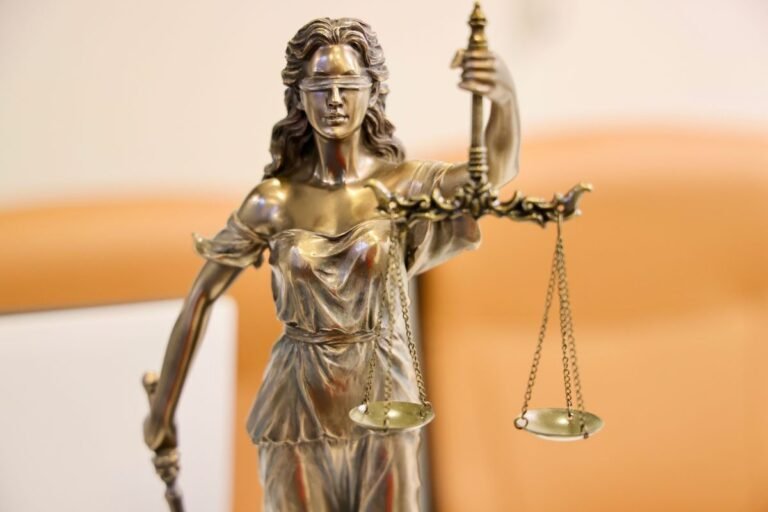Estatua de la justicia con los ojos vendados y una balanza en la mano