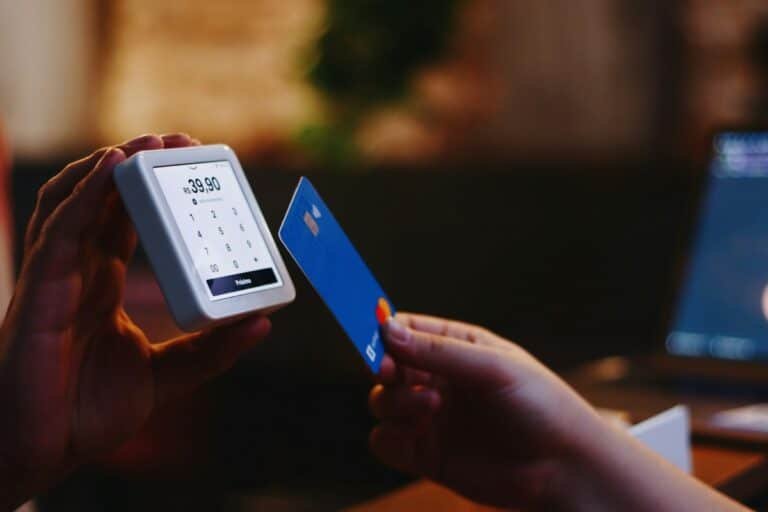 Pago con tarjeta en un datáfono, momento en que puede ocurrir un cambiazo o una clonación